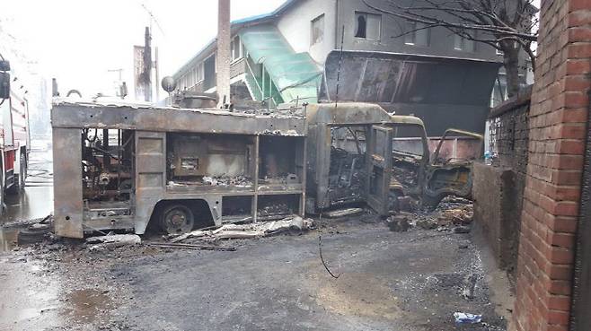 13일 오전 11시 47분쯤 인천시 서구 가좌동 통일공단 내 한 화학물질 처리 공장에서 큰불이 난 가운데 화재를 진압하던 소방차량이 불에 완전히 탄 채 정차해 있다. 연합뉴스