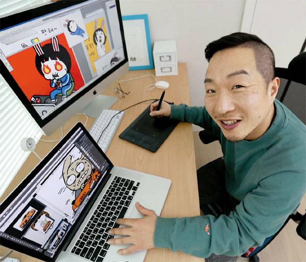 작가 호조가 캐릭터 시니컬 토끼와 브라운을 그리고 있다. 호조 작가는 "올해는 시니컬 토끼와 브라운, 베키 등 다른 캐릭터의 스토리를 개발하고 홍보하는 일에 주력하겠다"고 말했다. [이충우 기자]