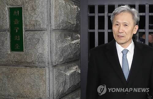 영장 기각에 김관진 귀가 (서울=연합뉴스) 신준희 기자 = 국군 사이버사령부의 대선 개입 의혹에 대한 국방부 수사를 축소하도록 지시한 혐의 등으로 구속영장이 신청돼 6일 영장실질심사를 받은 김관진 전 국방부 장관이 7일 오전 영장이 기각되자 대기 중이던 서울구치소를 나와 귀가하고 있다. 2018.3.7      hama@yna.co.kr