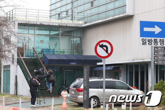 14일 오후 인터넷 포털에서 문재인정부 비방 댓글을 쓰고 추천 수를 조작한 혐의로 구속된 더불어민주당 당원 3명이 근무했던 경기도 파주의 한 출판사무실 문이 굳게 닫혀 있다.© News1 임세영 기자