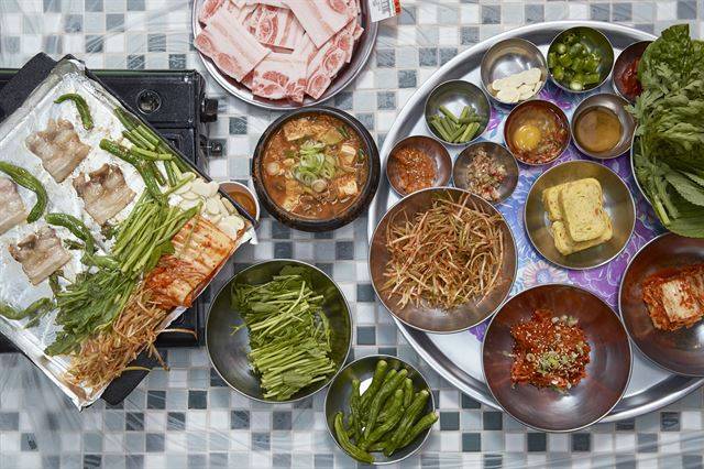 서울 용산구 보광동 잠수교집의 상차림. 고색창연한 쟁반에 찬을 담아 내준다. 냉동 삼겹살에 미나리, 꽈리고추, 마늘쫑을 구워 곁들여 먹는다. 이가은 사진작가