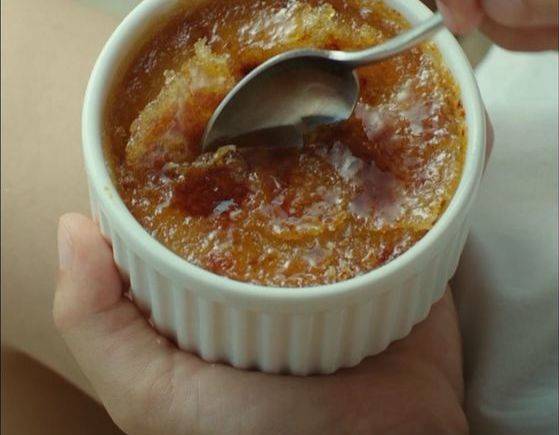 바삭한 캐러멜 크러스트를 수저로 톡 깨트려 먹는 방식이 재미있다. [사진 리틀 포레스트 캡쳐]