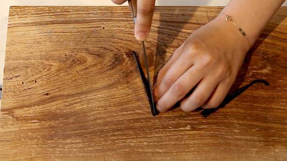 바닐라 향을 내기 위해 바닐라빈을 크림에 넣어 함께 끓인다.