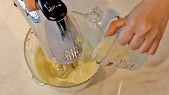 온도가 맞춰지면 남은 크림을 조금씩 부어가며 거품기로 섞어준다.