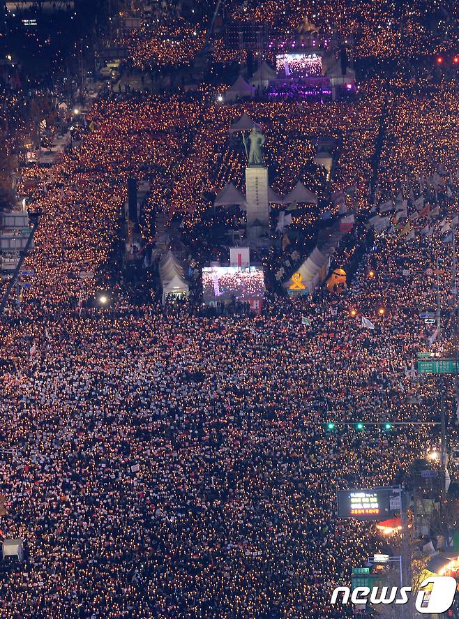 2016년 11월 19일 서울 광화문 광장에서 열린 박근혜 대통령 퇴진을 요구하는 '4차 촛불집회'에서 시민들이 구호를 외치고 있다. (뉴스1 DB)