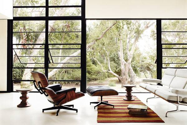 'NO.670' 임즈 라운지 의자(Eames Lounge Chair)와 오토만(Ottoman). /ⓒHerman Miller