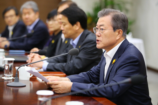 문재인 대통령이 16일 오후 청와대 여민관에서 열린 수석ㆍ보좌관회의에서 발언하고 있다.(사진=연합뉴스)