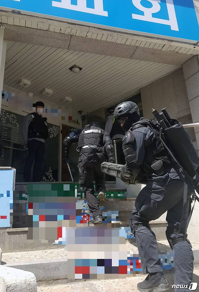 16일 서울 마포구의 한 요양원에 침입한 60대 남성이  흉기 난동을 벌여 경찰 특공대가 현장에 투입되고 있다.2018.4.16/뉴스1© News1 최동현 기자