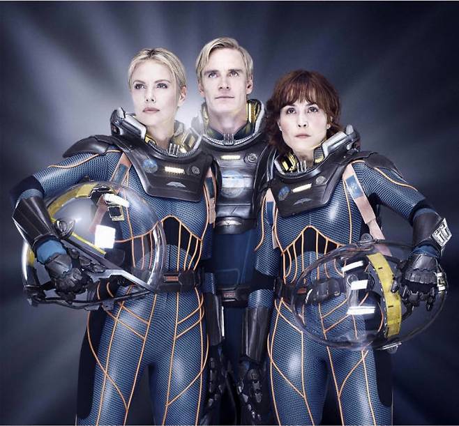 사진 1. 영화 <프로메테우스>에 등장한 최첨단 우주복. 우리나라를 비롯한 세계 각국은 우주 및 극한 환경에서 몸을 잘 보호하면서도 가벼운 소재를 찾기 위해 노력하고 있다. (출처: wikipedia)