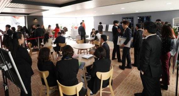 지난 13일 경기도 화성시 반송동 일대에서 견본주택 문을 열고 본격 분양에 돌입한 ‘동탄 벽산블루밍 타운하우스 견본주택 내부 모습