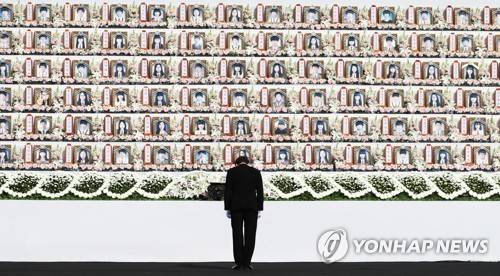 조사 마친 이낙연 국무총리 (안산=연합뉴스) 홍기원 기자 = 16일 오후 경기도 안산시 단원구 정부합동분향소에서 열린 '4ㆍ16 세월호 참사 희생자 정부 합동 영결ㆍ추도식'에서 이낙연 국무총리가 조사를 마치고 내려오며 영정을 향해 고개를 숙이고 있다. 2018.4.16