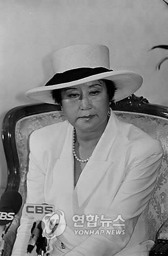 002142-최은희 귀국 기자회견 (연합뉴스) = 배우 최은희 귀국 기자회견. 1989.5.23  (본사자료)     <저작권자 ⓒ 2008 연 합 뉴 스. 무단전재-재배포 금지.>