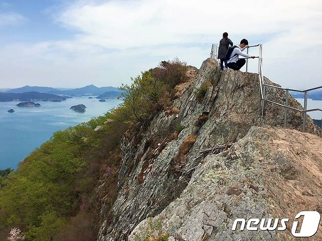 달바위(불모산)으로 향하는 길목. 불과 3~4년 전만해도 철제 손잡이가 없어 바람이 불면 절벽 아래로 떨어질 것 같은 공포심을 제대로 느낄 수 있던 구간이다.© News1