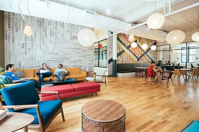 카페 같은 분위기의 공용오피스인 미국 뉴욕에 있는 위워크 첼시점. [사진 위워크]