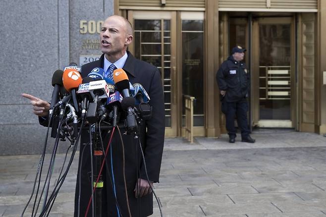 대니얼스의 변호사 마이클 아베나티가 법원에 모인 취재진들 앞에서 발언을 하고 있다. [AP=연합뉴스]