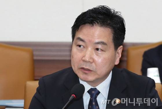 홍종학 중소벤처기업부장관이 16일 오전 서울 세종로 정부서울청사에서 열린 경제관계장관회의에서 발언을 하고 있다.2018.4.16/뉴스1  <저작권자 © 뉴스1코리아, 무단전재 및 재배포 금지>