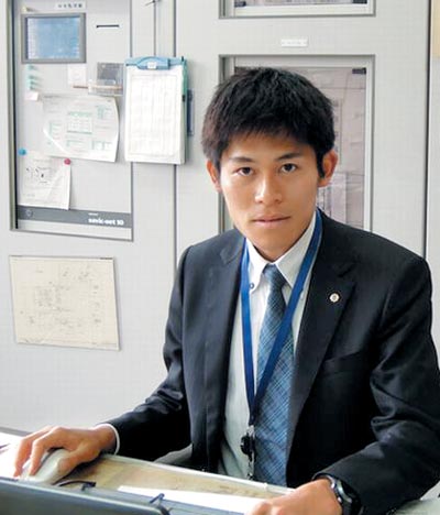 2013년 가스카베 고등학교에서 근무할 당시 가와우치의 모습. 여느 공무원처럼 양복 차림이다. /가스카베 고교
