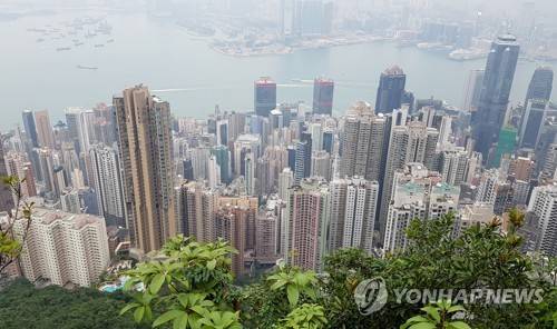 홍콩의 아파트 가격이 천정부지로 치솟으면서 홍콩 정부가 아파트 가격을 안정시킬 대책 마련에 부심하고 있다. 홍콩 중산층 거주 지역의 아파트 가격은 평당 1억원에 육박해 세계 대도시 중 아파트 가격이 가장 비싼 도시로 기록됐다. 사진은 빅토리아 언덕에서 내려다본 홍콩의 아파트촌 모습. [연합뉴스]