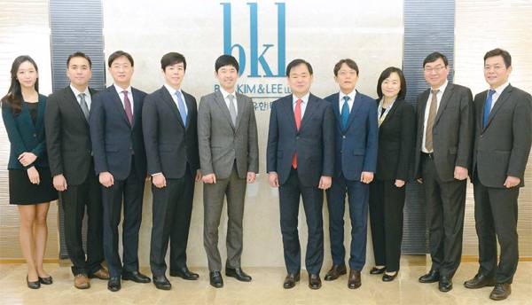 새 정부 출범 이후 기업의 사회적 책임이 강조되면서 노동 분야에 대한 법률 리스크가 부각되고 있다. 법무법인 태평양(대표 김성진) 노동팀은 달라진 정책 이슈를 선제적으로 모니터링하고 전문성을 바탕으로 기업들에 맞춤형 서비스를 제공하고 있다. 사진 왼쪽부터 정혜원, 김상민, 장상균, 정용재, 구교웅 변호사, 이욱래 팀장, 이진우 변호사, 김득수 외국변호사, 이정한 변호사, 배동희 노무사. [사진 제공 = 태평양]