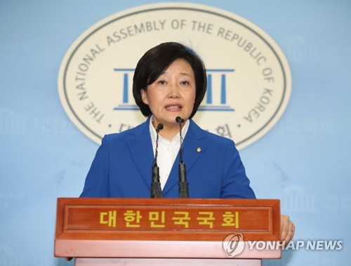 기자회견 하는 박영선 (서울=연합뉴스) 김현태 기자 = 지방선거에서 서울시장에 도전장을 낸 더불어민주당 박영선 예비후보가 18일 오전 국회 정론관에서 기자회견을 하고 있다. 2018.4.18      mtkht@yna.co.kr