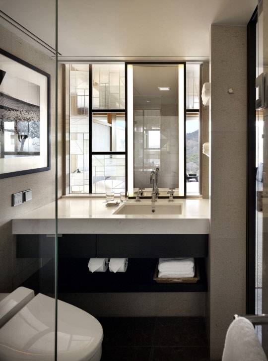 은은한 미색의 패널은 침실 창으로 들어오는 채광을 욕실까지 부드럽게 전달한다. 패널 사이로 전망 감상도 가능하다. 그랜드 하얏트 서울 제공