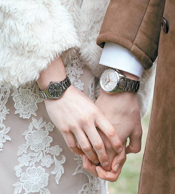 최근 빈티지 분위기의 결혼식을 선호하는 젊은이들이 늘면서 스위스 시계 브랜드 라도가 이들의 취향에 맞는 웨딩 시계를 제안했다.