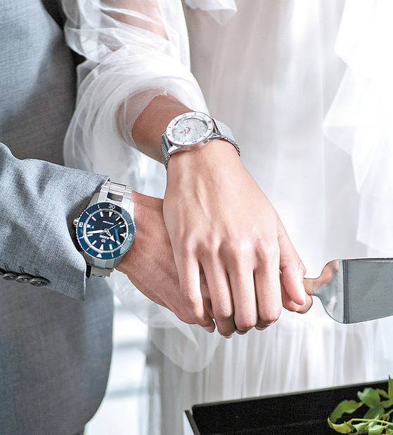 1960년대 출시된 디자인을 재해석한 ‘하이퍼크롬 캡틴쿡’ 남녀 시계를 찬 커플.