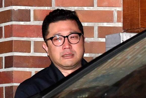 눈물 흘리는 MB아들 이시형씨 - 110억원대 뇌물 수수와 340억원대 비자금 조성 등 혐의로 구속영장이 발부된 이명박 전 대통령이 23일 서울 강남구 논현동 자택에서 나와 서울동부구치소로 향하자 아들 이시형씨가 눈물을 보이고 있다. 2018.3.23 연합뉴스