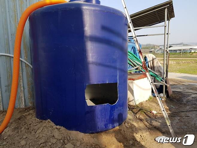 20일 오후 4시38분쯤 충북 청주시 청원구 북이면의 한 축사 사료탱크 안에서 A씨(29)와 B씨(26)가 의식을 잃고 쓰러진 채 발견됐다. 이들은 119구급대에 의해 병원으로 옮겨졌으나 숨졌다. (충북도소방본부 제공) © News1