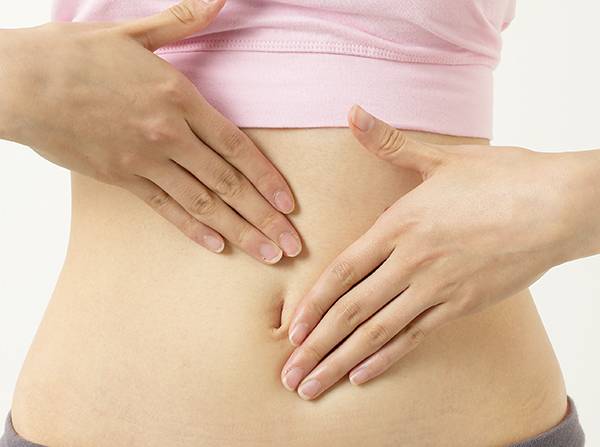변비가 지속되면 배꼽 주변을 마사지하거나 온찜질하는 것이 증상 완화에 도움이 된다./사진=헬스조선 DB