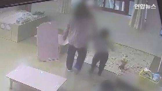 최근 광주의 한 어린이집에서 아동학대 의심 정황 신고가 접수돼 경찰이 수사에 착수했다. 경찰은 해당 어린이집에서 관련 정황이 담긴 CCTV 영상을 확보했다. [출처 연합뉴스TV]