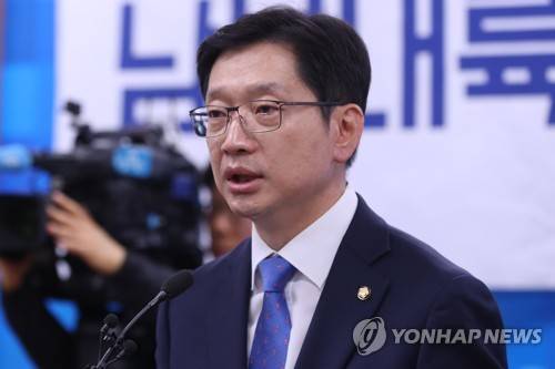 김경수 예비후보 정책발표 기자회견 (창원=연합뉴스) 김동민 기자 = 더불어민주당 경남도지사 예비후보인 김경수 의원이 20일 오전 경남 창원시 경남도청 프레스센터에서 열린 경남지역 기자 간담회에 참석해 정책발표를 하고 있다. 2018.4.20       image@yna.co.kr