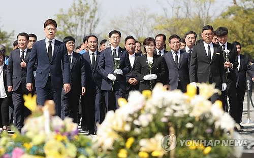 봉하마을 찾은 김경수 (김해=연합뉴스) 김동민 기자 = 더불어민주당 경남도지사 후보인 김경수 의원이 20일 오전 경남 김해시 봉하마을을 찾아 노무현 전 대통령 묘역에 헌화하고 있다. 2018.4.20       image@yna.co.kr