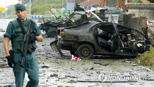 [AFP=연합뉴스 자료사진] 2007년 ETA의 테러로 불에 탄 차량과 현장의 스페인 경찰