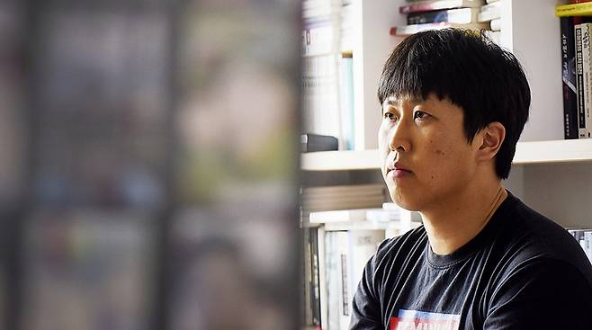 “아무래도 많은 선생님들이 저를 ‘되바라지고 제멋대로이며, 말 안 통하는’ 사람으로 보는 것 같아요.” 지난해 언론을 통해 최승범 교사가 페미니즘을 가르친다는 사실이 알려지면서, 강원도교육청 등으로 최 교사가 ‘지위를 남용해 학생들에게 편향된 사상을 강요한다’는 민원이 수차례 들어왔다. 강릉/강재훈 선임기자 khan@hani.co.kr