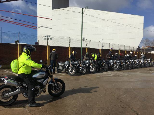 출발을 준비하는 안내 요원들과 기자단.