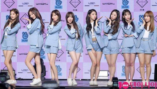 그룹 러블리즈가 23일 오후 서울 용산구 블루스퀘어 아이마켓홀에서 열린 네 번째 미니앨범 ‘치유(治癒)’ 발매 기념 쇼케이스에 참석해 포즈를 취하고 있다.