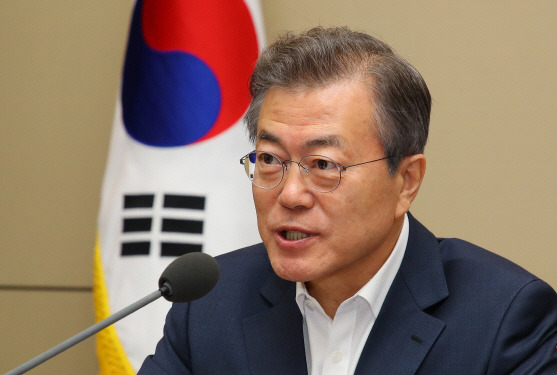 문재인 대통령이 남북정상회담을 나흘 앞둔 23일 오후 청와대 여민관에서 열린 수석·보좌관 회의에서 발언하고 있다. (사진=연합뉴스)