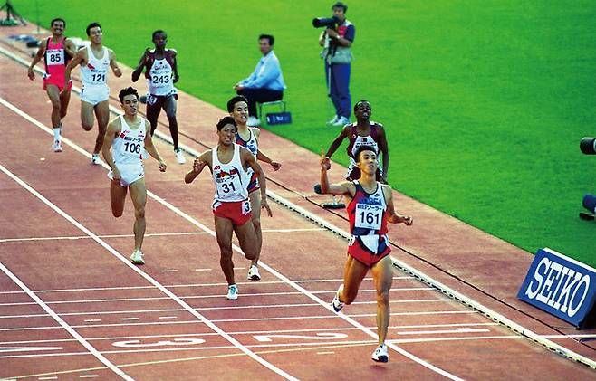 이진일 선수가 제12회 히로시마 아시안게임 남자 800m 경기에서 우승하는 장면. 정부기록사진집 제공.