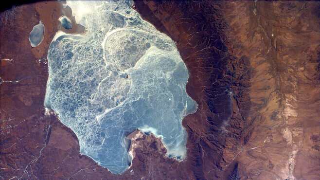 중국 티베트 고원에 있는 칭하이 호수. 국제우주정거장(ISS)에 탑재된 NASA의 교육용 광학기기 ‘어스캄’(EarthKAM·Earth Knowledge Acquired by Middle school students)으로 촬영한 사진이다. 이 호수의 면적은 약 4300㎢이며, 깊은 약 25m이다.