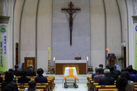 23일 선종한 패트릭 J. 맥그린치(한국명 임피제) 신부의 빈소가 24일 그의 제주 첫 부임지인 한림읍 한림성당에 마련됐다. 이날 오후 그를 따르던 신자들이 시신이 안치된 본당에서 한국식 천주교 장례법에 따라 위령기도인 연도(煉禱)를 올리고 있다. (사진=연합뉴스)