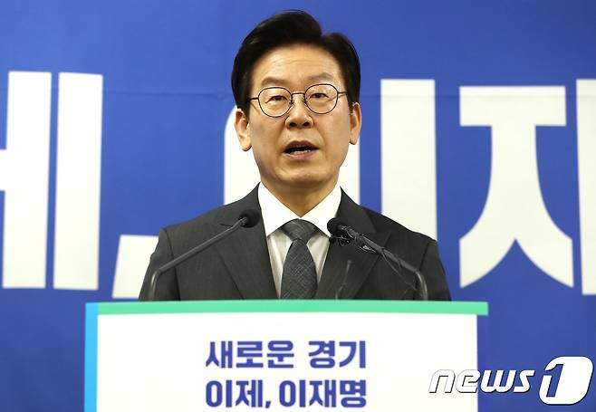 이재명 더불어민주당 경기도지사 예비후보가 27일 오후 경기도 수원시 경기도의회 브리핑룸에서 경기도지사 선거 출마를 공식 선언하고 있다. 2018.3.27/뉴스1 © News1 오장환 기자