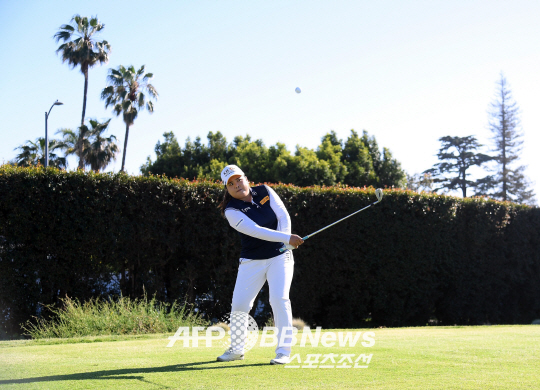 LOS ANGELES, CA - APRIL 22: Inbee Park of South Korea hits a flop shot on the 14th hole saving par on the hole during the Hugel-JTBC LA Open at the Wilshire Country Club on April 22, 2018 in Los Angeles, California.   Harry How/Getty Images/AFP  == FOR NEWSPAPERS, INTERNET, TELCOS & TELEVISION USE ONLY ==ⓒAFPBBNews = News1