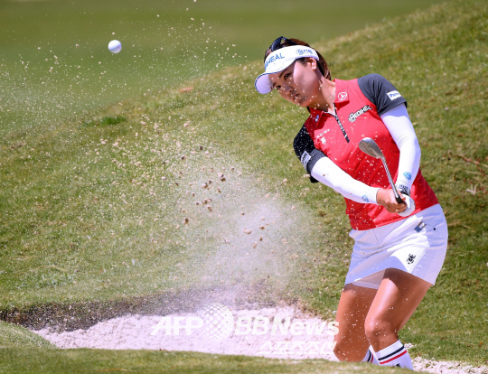 LOS ANGELES, CA - APRIL 21: So Yeon Ryu of South Korea hits out of a bunker on the third hole during round three of the Hugel-JTBC Championship at the Wilshire Country Club on April 21, 2018 in Los Angeles, California.   Harry How/Getty Images/AFP  == FOR NEWSPAPERS, INTERNET, TELCOS & TELEVISION USE ONLY ==ⓒAFPBBNews = News1