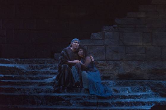 도쿄 신국립극장 20주년 기념 공연 ‘아이다’의 주역으로 무대에 선 소프라노 임세경(오른쪽). 아이다 역을 맡아 카리스마 넘치는 연기와 노래로 도쿄의 청중을 사로잡았다. [사진 신국립극장 데라시 마사히코]