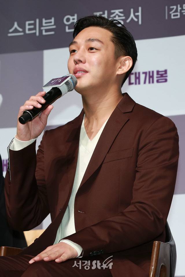 배우 유아인이 24일 오전 서울 강남구 CGV 압구정에서 열린 영화 ‘버닝’ 제작보고회에 참석하고 있다.