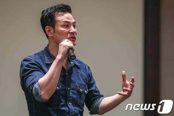 지난 24일 오후 서울 종로구 뉴스1 본사에서 열린 명사 초청 강연회에서 김창옥 휴먼컴퍼니대표가 '유쾌한 소통의 법칙'에 대해 강연하고 있다. 2018.4.24/뉴스1 © News1 성동훈 기자