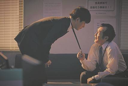 영화 '잠깐만 회사 좀 관두고 올게'에서 다카시(왼쪽)는 부장의 갑질에 시달린다.