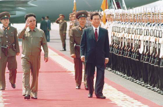 지난 2000년 열린 1차 남북정상회담 당시 평양 순안공항에서 열린 환영식에서 북한의 3군 의장대를 사열하고 있는 김대중 대통령과 김정일 국방위원장.[공동기자단]