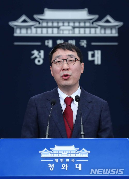 【서울=뉴시스】전신 기자 = 윤영찬 국민소통수석이 22일 청와대 춘추관에서 남북정상회담 홍보방안 관련 브리핑을 하고 있다. 2018.04.22.   photo1006@newsis.com